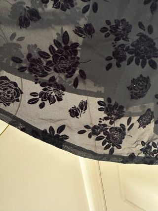 Falda negra con flores de terciopelo