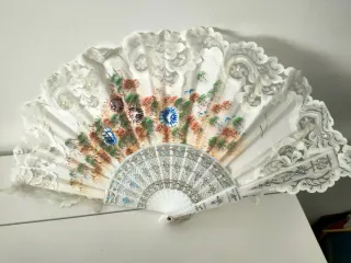 Abanico de encaje con flores pintadas