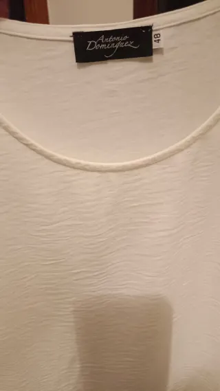 Blusa blanca botones madera