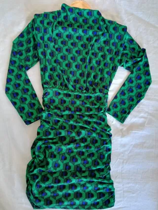 Vestido entallado manga larga con hombreras