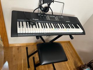 Teclado Alesis con soporte y banqueta