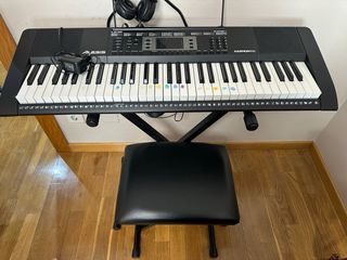 Teclado Alesis con soporte y banqueta