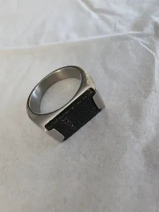 Anillo de hombre ACIUM con diseño moderno.