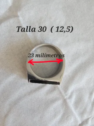 Anillo de hombre ACIUM con diseño moderno.