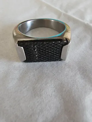 Anillo de hombre ACIUM con diseño moderno.