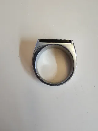 Anillo de hombre ACIUM con diseño moderno.
