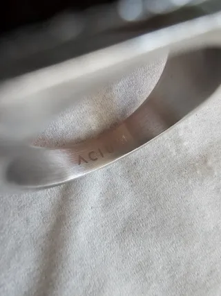 Anillo de hombre ACIUM con diseño moderno.