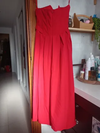 Vestido de fiesta rojo sin tirantes ni mangas.