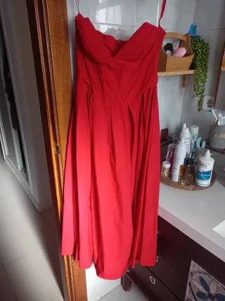 Vestido de fiesta rojo sin tirantes ni mangas.