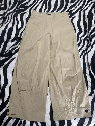 Pantalón de pinzas ancho beige y chaqueta