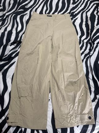 Pantalón de pinzas ancho beige y chaqueta