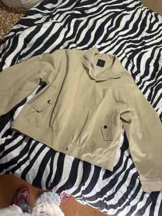 Pantalón de pinzas ancho beige y chaqueta