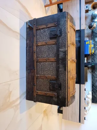 Baúl antiguo madera y metal