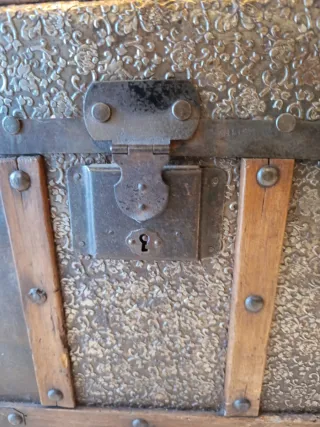 Baúl antiguo madera y metal