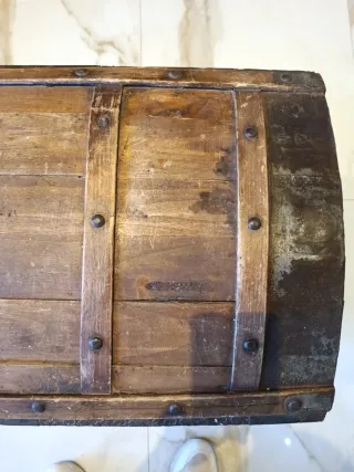 Baúl antiguo madera y metal