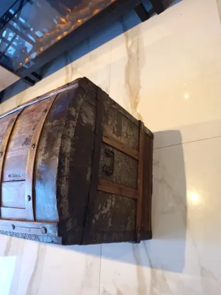 Baúl antiguo madera y metal