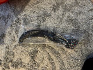 Trineo rojo con freno de mano, pago en mano.