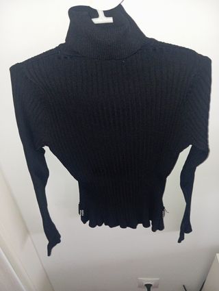 Jersey cuello cisne negro adornos