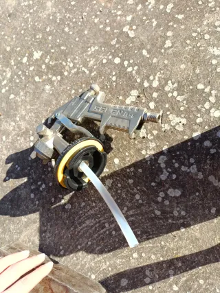 Pistola de pintura con depósito