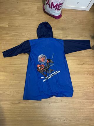 Chubasquero Spiderman Azul para niños.