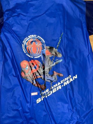 Chubasquero Spiderman Azul para niños.