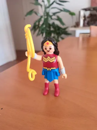 Figura DC Kinder Maxi Wonder Woman