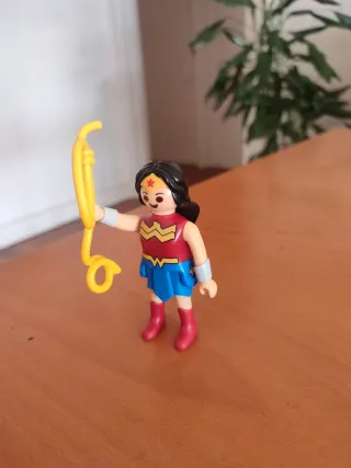 Figura DC Kinder Maxi Wonder Woman