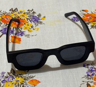 Occhiali da sole neri marcati