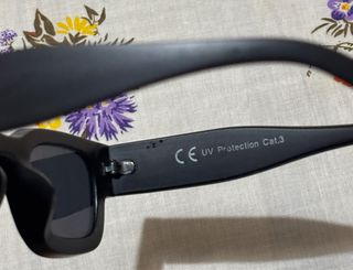 Occhiali da sole neri marcati