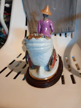 Figura porcelana vintage hombre con carro