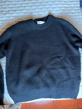 Jersey Bershka negro, es una XS pero podría ser S