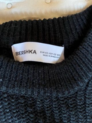 Jersey Bershka negro, es una XS pero podría ser S