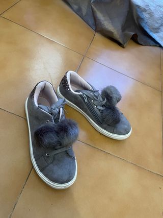 Zapatos niña grises con pompón