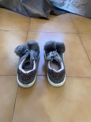Zapatos niña grises con pompón
