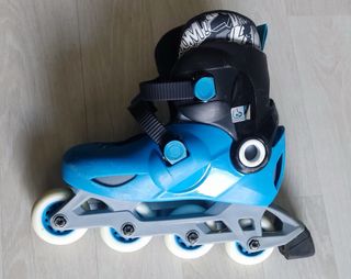 Patines ajustables T32-34 + Casco Azul y funda.