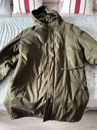 Chaqueta verde con capucha