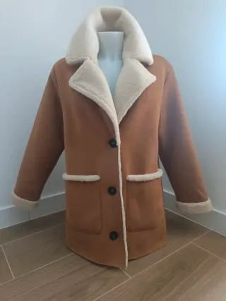 Abrigo Zara efecto ante con pelo suavecito.