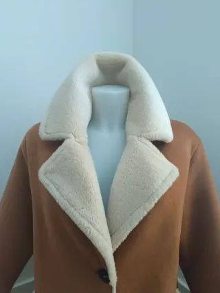 Abrigo Zara efecto ante con pelo suavecito.