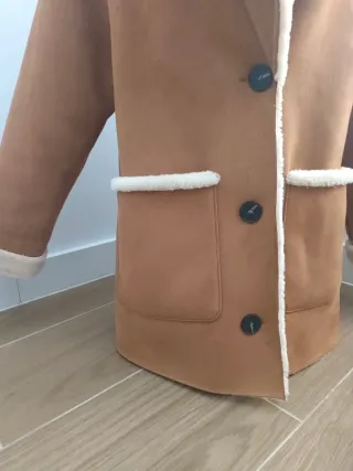 Abrigo Zara efecto ante con pelo suavecito.