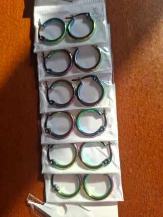 Mini pendientes de aro arcoíris