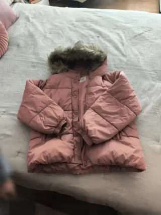 Cazadora rosa con capucha y pelo