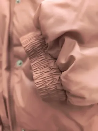 Cazadora rosa con capucha y pelo