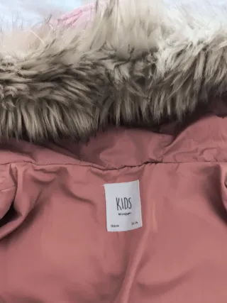 Cazadora rosa con capucha y pelo