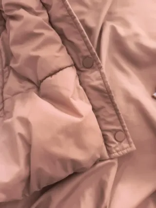 Cazadora rosa con capucha y pelo