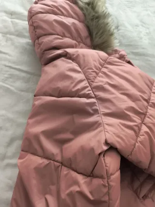 Cazadora rosa con capucha y pelo