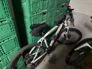 Bicicleta de montaña blanca