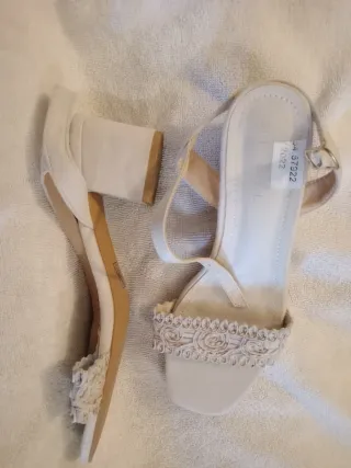 Zapatos de tacón blancos con adornos