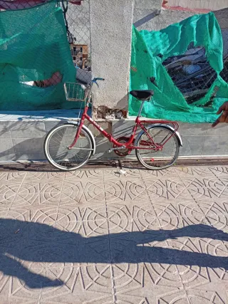 Bicicleta roja plegable con cesta