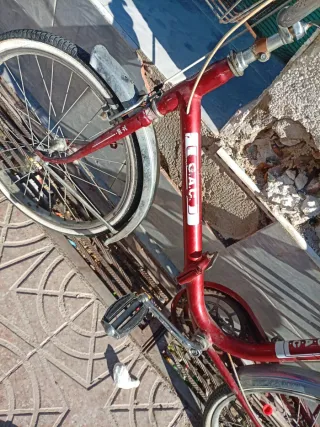 Bicicleta roja plegable con cesta