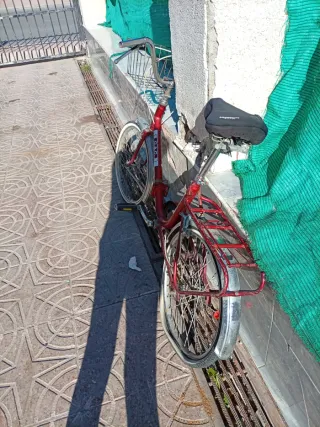 Bicicleta roja plegable con cesta